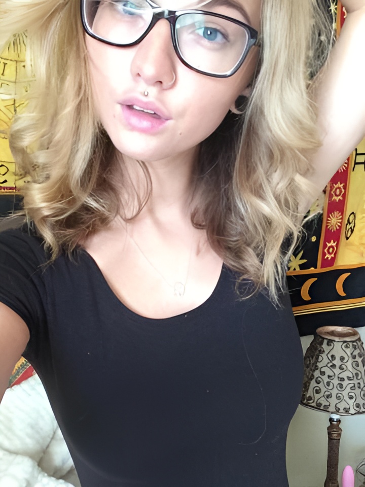 Ася привлекальеная девушка из Ноглики цена от 3000 руб